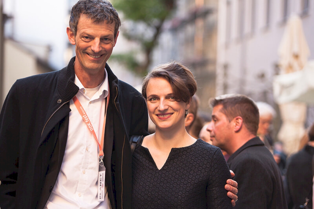 Daniel Sponsel (DOK.fest) und Barbara Soldner (Versicherungskammer Kulturstiftung) © DOK.fest
