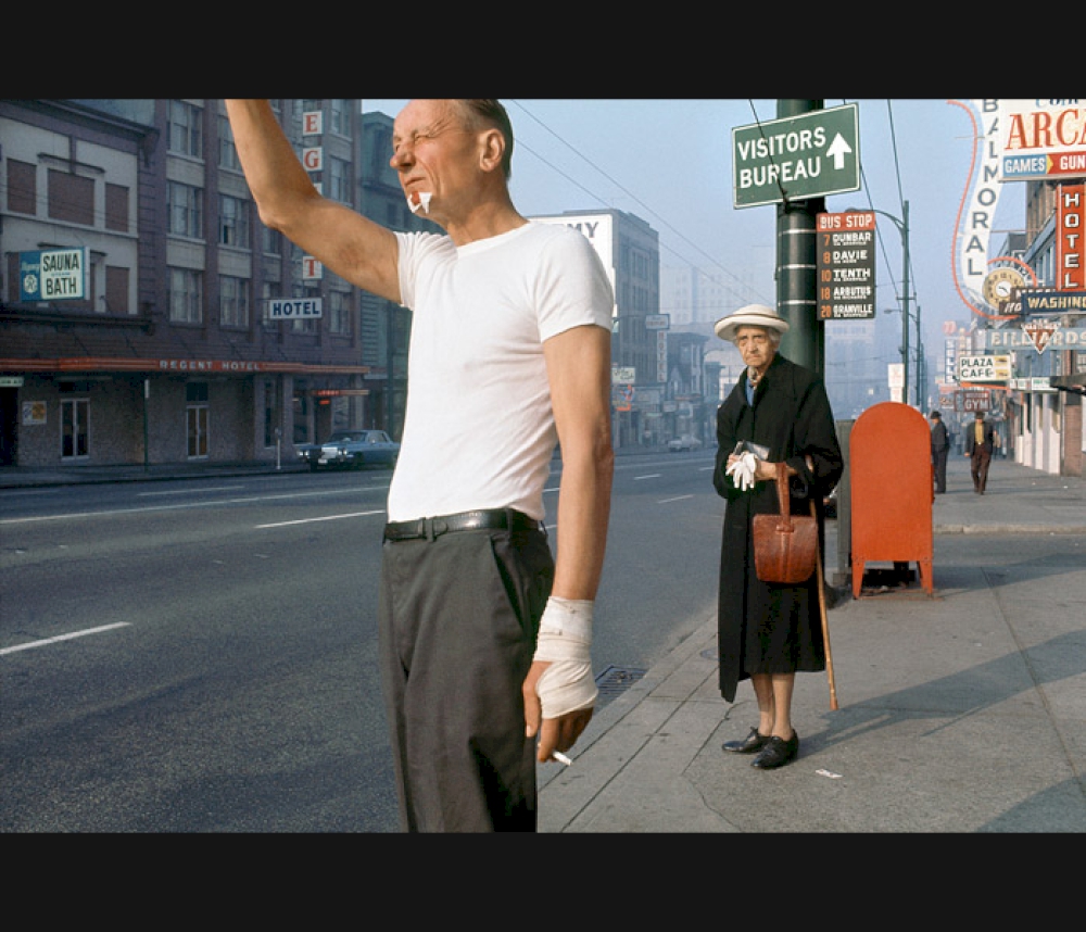 Fred Herzog: Man with bandage, 1968 - Courtesy of Equinox Gallery, Vancouver © Fred Herzog, 2016 / Kunstfoyer