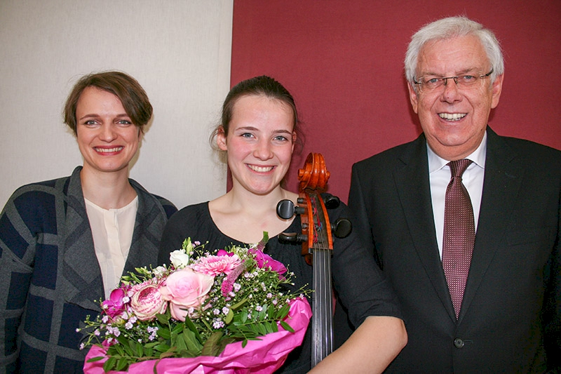 Preisträgerin Julika Hasler beim Regionalwettbewerb in München mit Barbara Soldner und Franz Kränzler (Versicherungskammer Kulturstiftung).