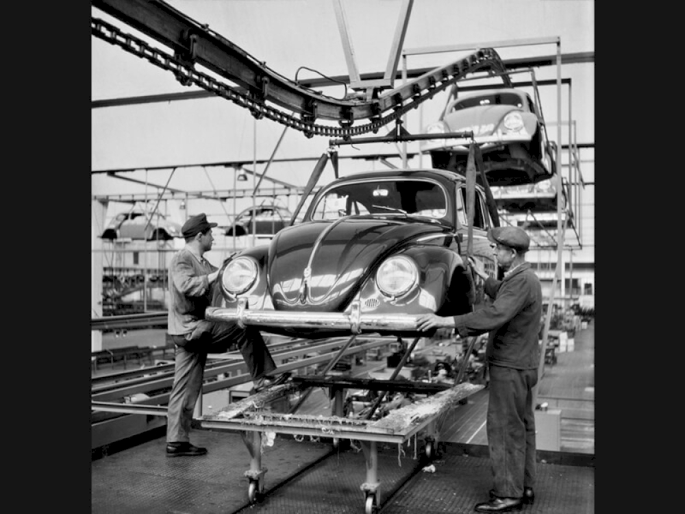 Peter Keetman: Aufbauten auf Transportgestellen, VW-Werk Wolfsburg 1953 © Nachlass Peter Keetman / Stiftung F.C. Gundlach