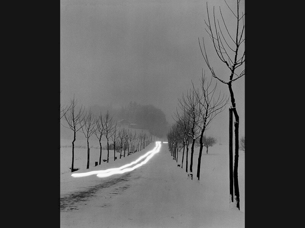 Peter Keetman: Winterliche Straße in der Dämmerung, Bernau 1956  © Nachlass Peter Keetman / Stiftung F.C. Gundlach