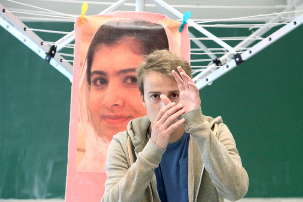 Luca Zahn in „Malala – Mädchen mit Buch“. Foto: Isabelle Girard de Soucanton