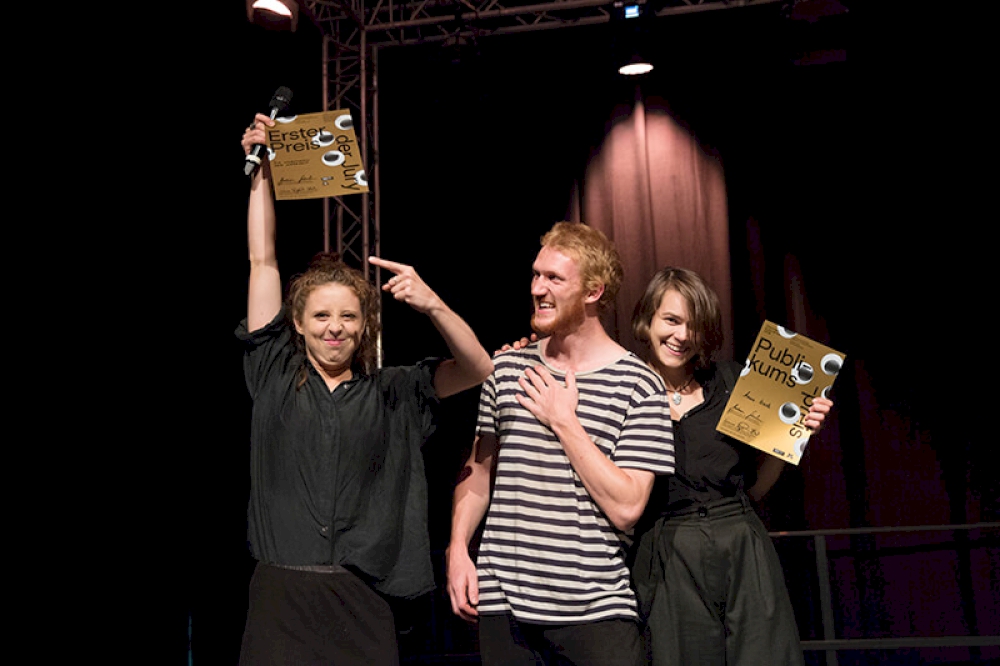 Anna Kuch, Vinzent Gisi und Isabel Rößler freuen sich über den 1. Preis der Jury und den Publikumspreis!