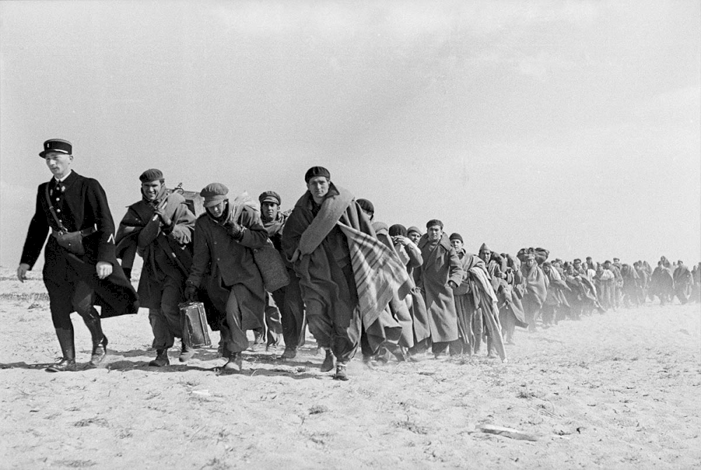 Exiled Republicans being transferred from one part of an internment camp for Spanish refugees to another. Le Barcarès, France, March 1939 © Robert Capa © International Center of Photography/Magnum Photos