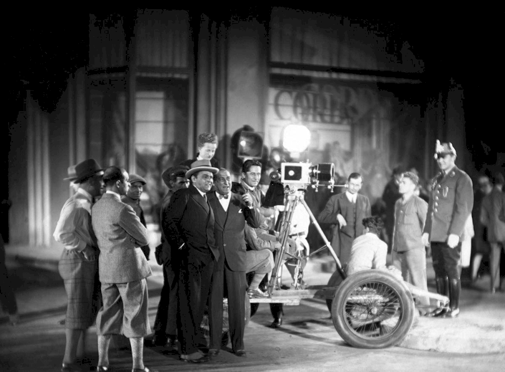 Während der Dreharbeiten zu ASPAHALT (D 1929, Regie: Joe May): Erich Pommer (mit hellem Hut), daneben Joe May Quelle: Deutsche Kinemathek