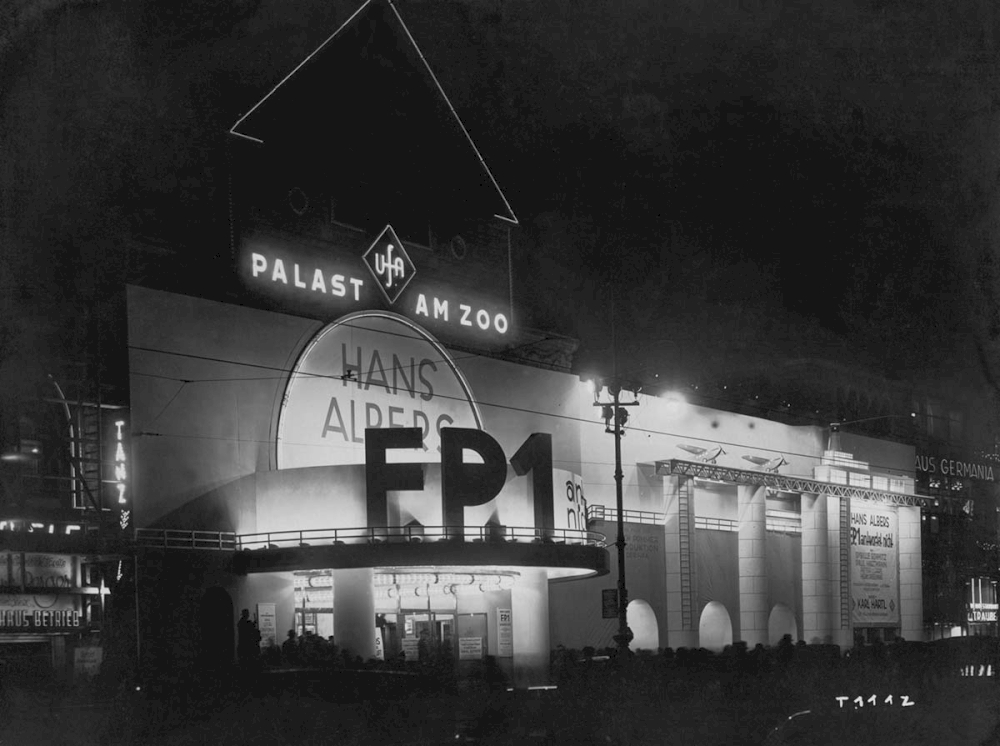 Ufa-Palast am Zoo, Außenwerbung von Rudi Feld anlässlich der Uraufführung von F.P.1 ANTWORTET NICHT (D 1932, Regie: Karl Hartl) am 22. Dezember 1932 Quelle: Deutsche Kinemathek – Fotoarchiv