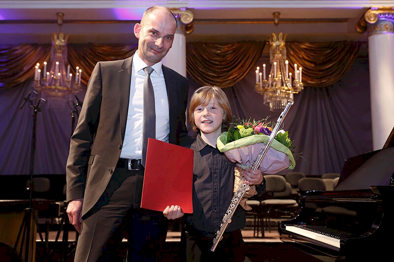 Vorstandsmitglied Christian Krams übergibt den Sonderpreis an Fabian Johannes Egger. Foto: Peter Ferstl, Stadt Regensburg