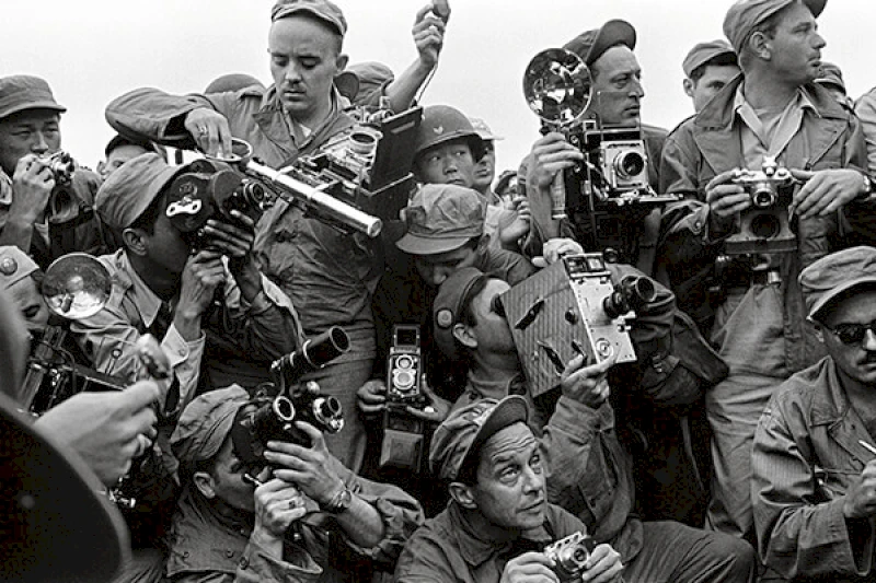Pressefotografen während des Korea Kriegs. Kaesong, South Korea, 1952 © Werner Bischof / Magnum Photos