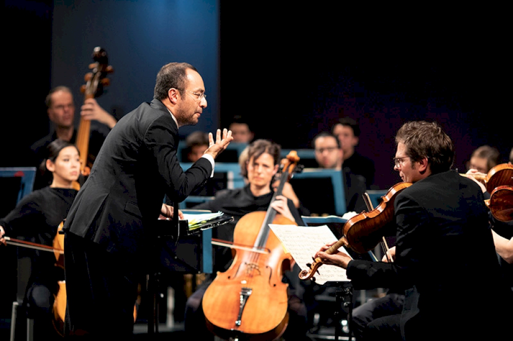Riccardo Minasi dirigiert das Ensemble Resonanz | Foto: Astrid Ackermann