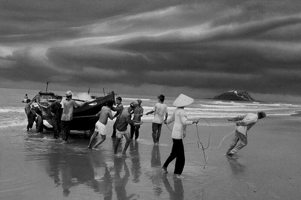 The beach of Vung Tau, formerly named Cap Saint Jacques, from where the majority of boat people left. Southern Vietnam. 1995. © Sebastião Salgado