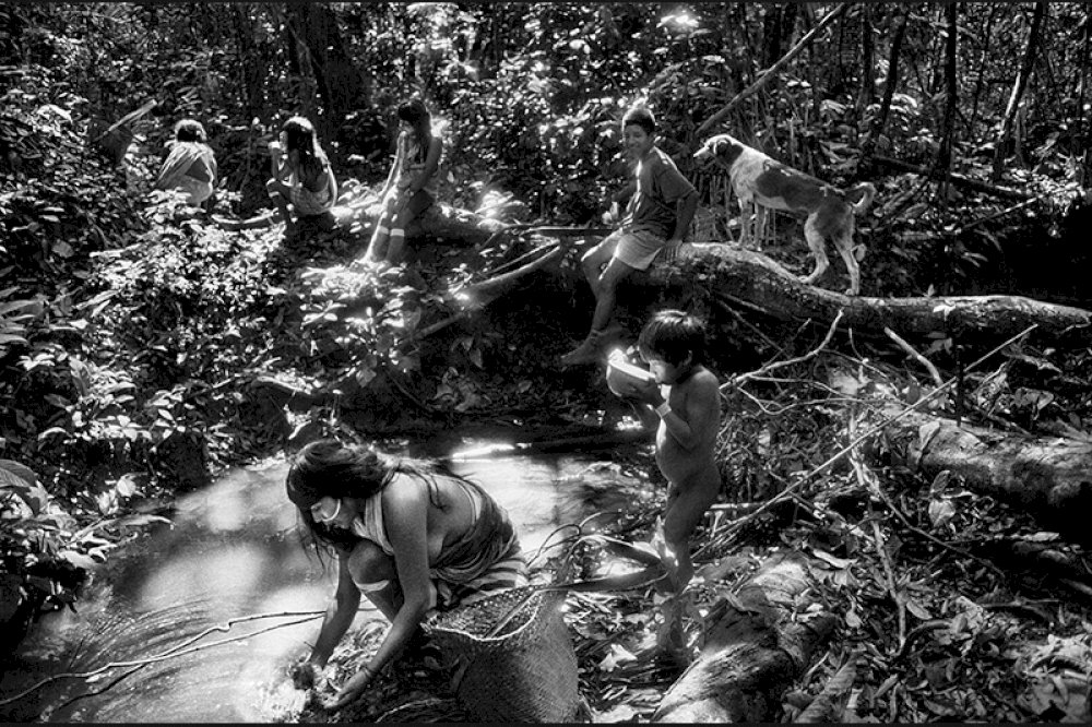 Scene near the Marubo Maronal village. State of Amazonas, Brazil. 1998. © Sebastião Salgado