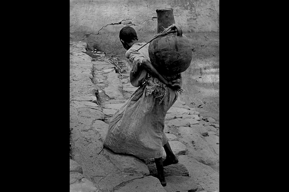 Die schweren Gumben aus Ton fassen bis zu 30 Liter, Bad der Königin von Saba in Aksum 1955 © Nachlass Toni Schneiders/Stiftung F.C. Gundlach