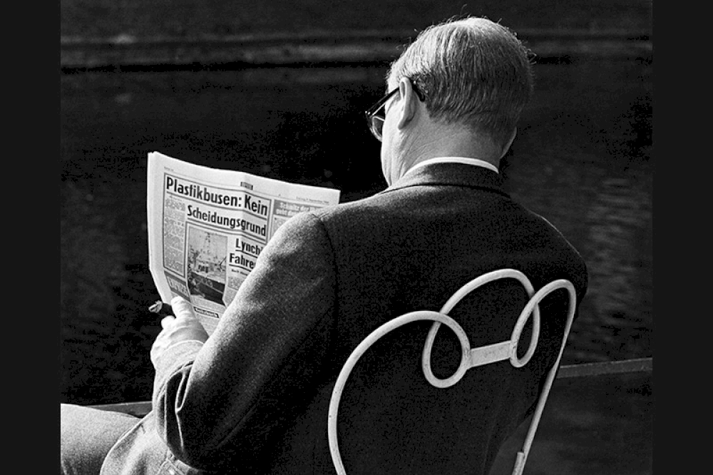 Zeitungsleser, Düsseldorf 1966 © Nachlass Toni Schneiders/Stiftung F.C. Gundlach