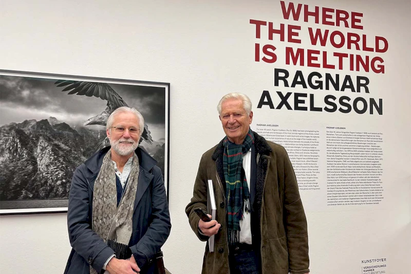 Ragnar Axelsson, Fotograf und Friedrich N. Schwarz, Honorarkonsul von Island im Kunstfoyer am 15.12.2021