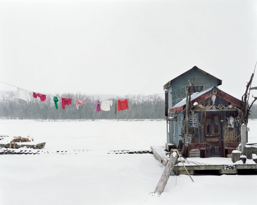 USA. Winona, Minnesota. 2002. Peter's houseboat. Sleeping by the Mississippi. © Alec Soth / Magnum Photos
