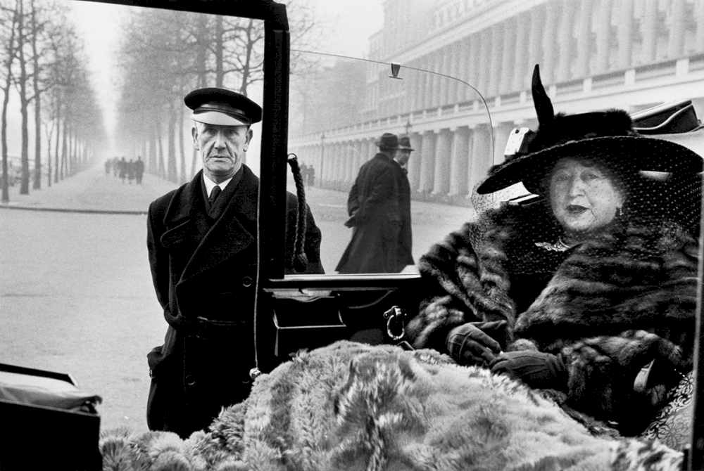ENGLAND. London. Mrs. Eveleigh Nash at Buckingham Palace Mall. 1953. © Inge Morath / Magnum Photos / courtesy CLAIRbyKahn