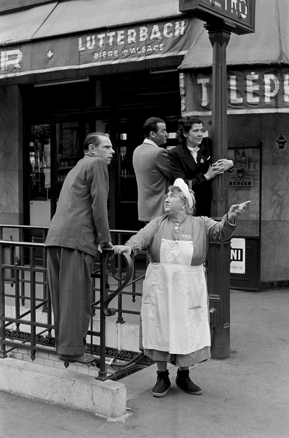 FRANCE. Paris. Bastille quarter. Waiting for the 14th of July Parade. 1953. © Inge Morath / Magnum Photos / courtesy CLAIRbyKahn