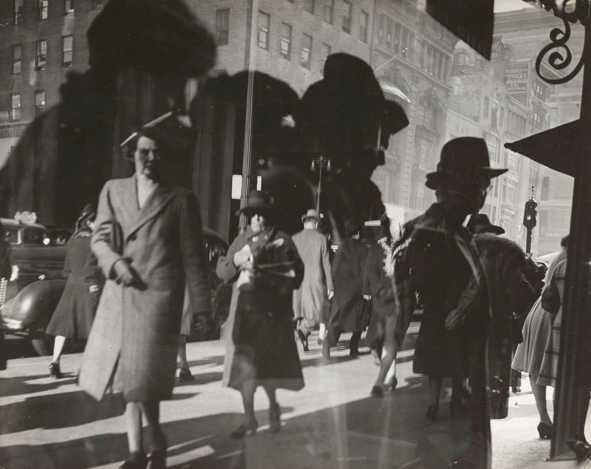 Shop Window Reflection, 1939-1945 © Estate of Lisette Model, courtesy of Baudoin Lebon and Avi Keitelman